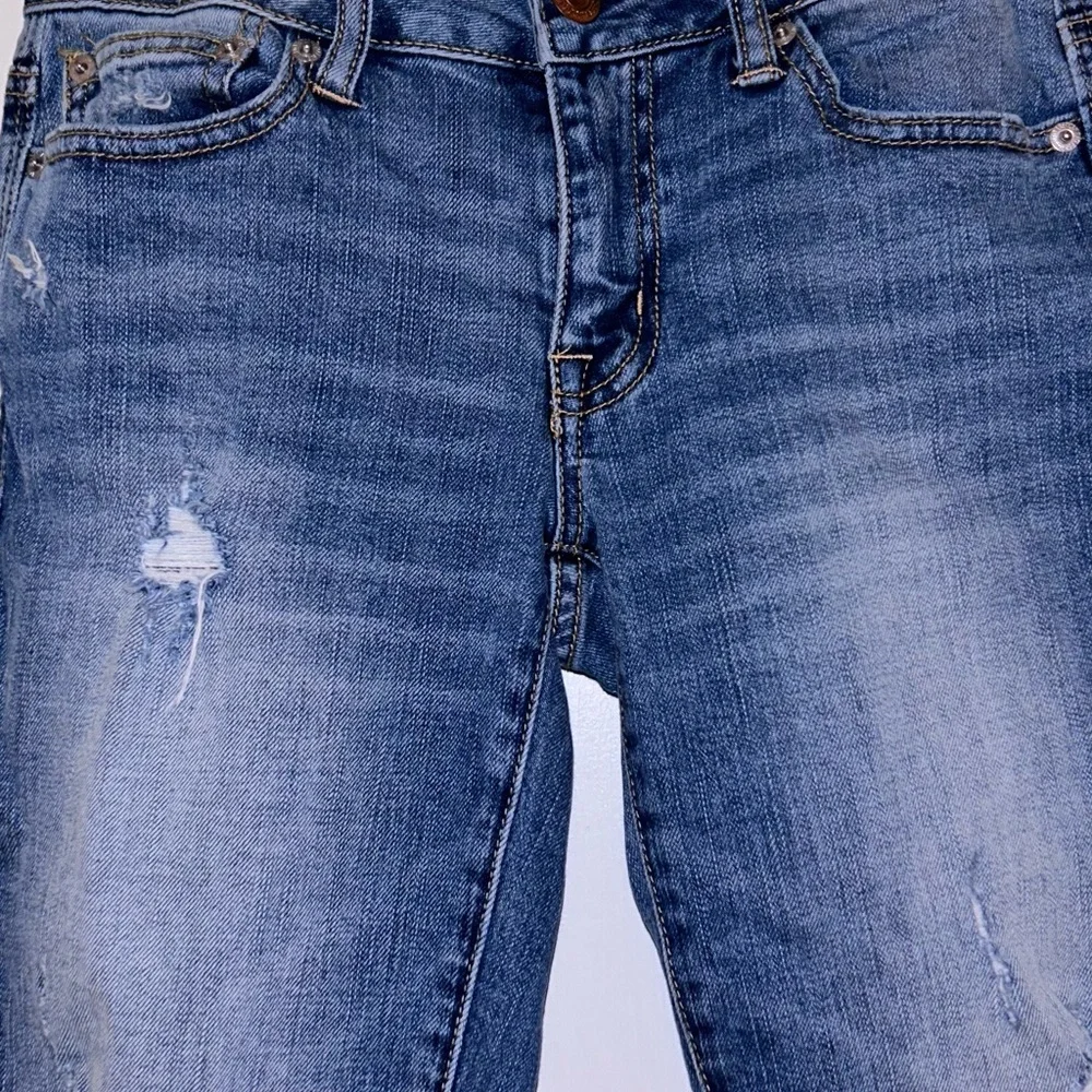 Womens AE destroyed Boy Fit cropped jeans size 2 - Picture 3 of 6